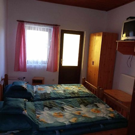 Zsuzsa Apartman Apartment Poroszló Екстериор снимка