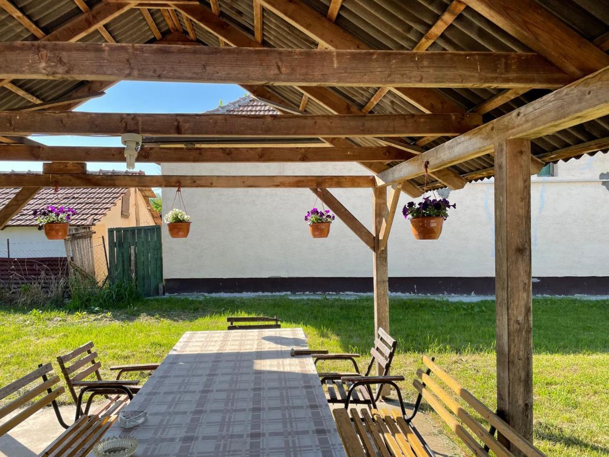 Zsuzsa Apartman Apartment Poroszló Екстериор снимка
