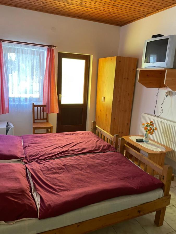 Zsuzsa Apartman Apartment Poroszló Екстериор снимка