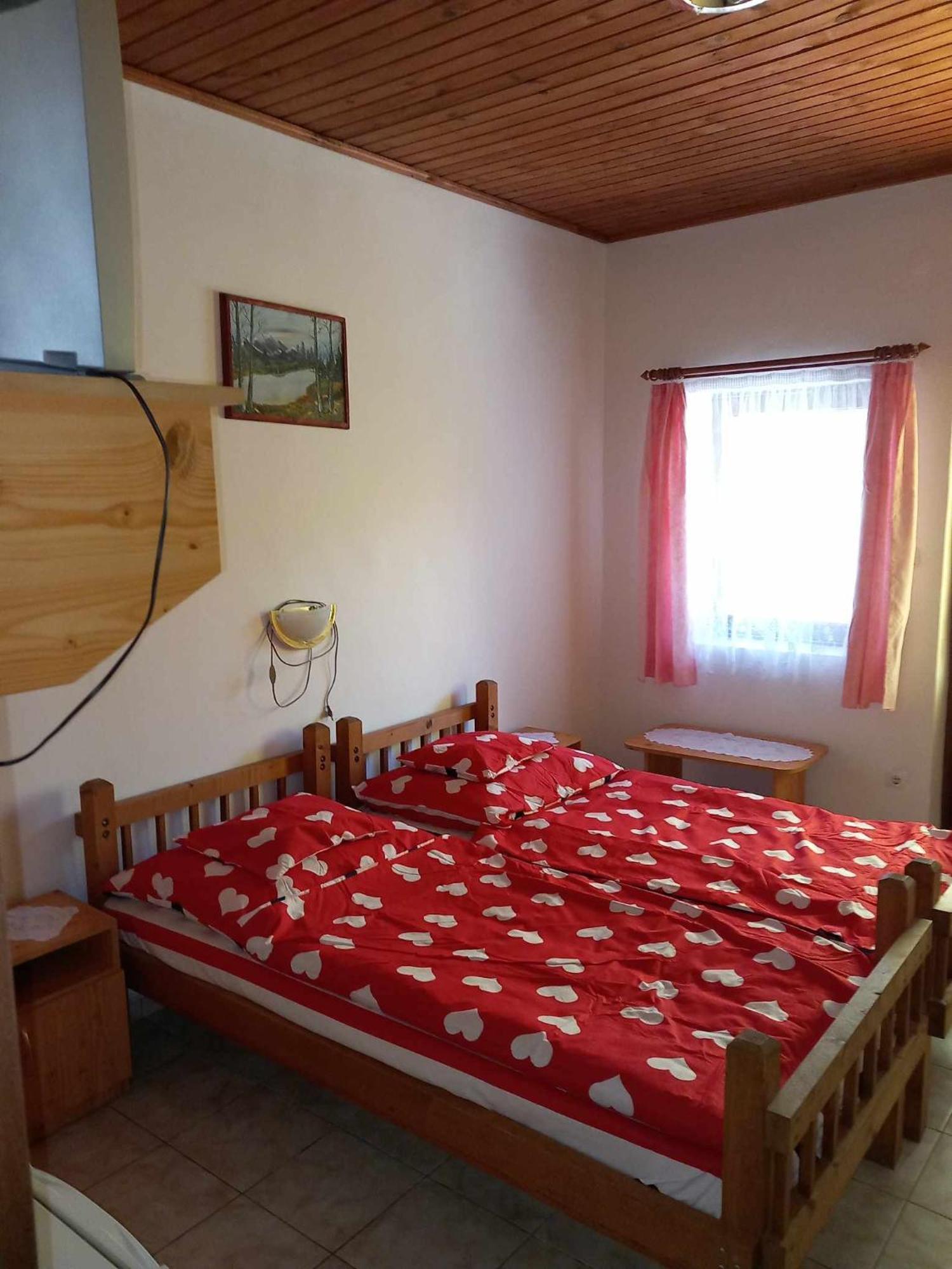 Zsuzsa Apartman Apartment Poroszló Екстериор снимка